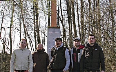  Członkowie MGH II/18 pp przed odnowionym krzyżem w Bronisławach