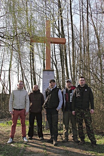  Członkowie MGH II/18 pp przed odnowionym krzyżem w Bronisławach