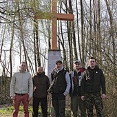  Członkowie MGH II/18 pp przed odnowionym krzyżem w Bronisławach