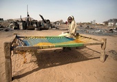  6.04.2014. Sudan. Dziewczyna siedzi na łóżku obok zgliszcz swego spalonego domu. Ponad 3 tys. mieszkańców Darfuru musiało opuścić swoje domy 22 marca br. po ataku zbrojnej grupy