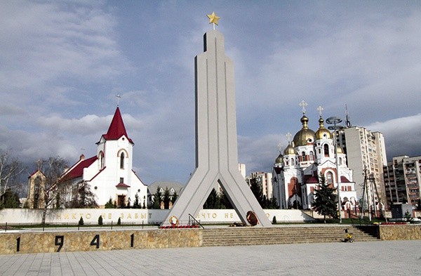  Kościół katolicki, cerkiew prawosławna i pomnik Pamięci o Wielkiej Wojnie Ojczyźnianej w Rybnicy