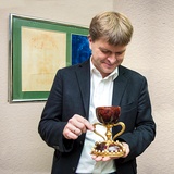 Grzegorz Górny z kopią Graala 