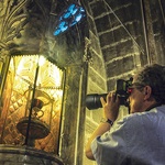 Janusz Rosikoń fotografuje kielich w katedrze w Walencji 