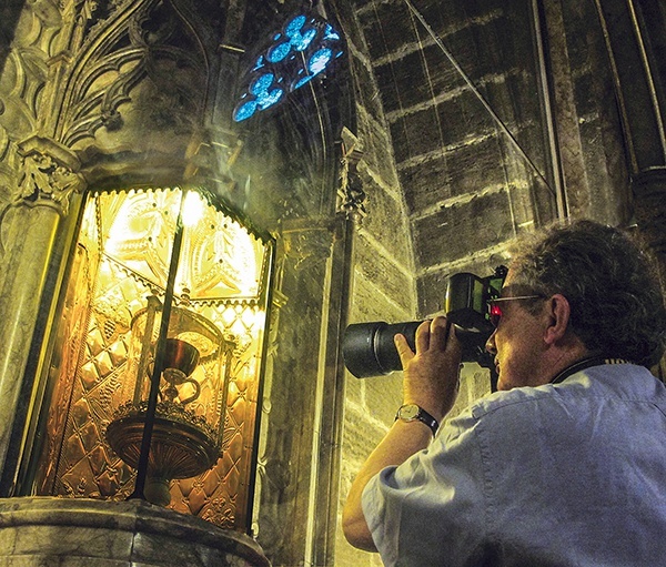 Janusz Rosikoń fotografuje kielich w katedrze w Walencji 