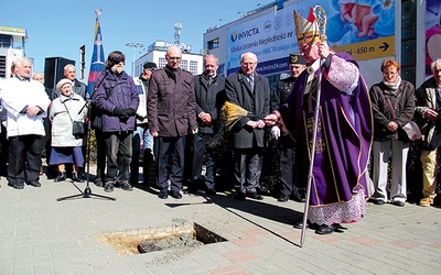 Arcybiskup Sławoj Leszek Głódź poświęcił miejsce, w którym w przyszłości stanie pomnik ks. Hilarego Jastaka 