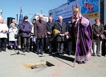 Arcybiskup Sławoj Leszek Głódź poświęcił miejsce, w którym w przyszłości stanie pomnik ks. Hilarego Jastaka 