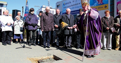 Arcybiskup Sławoj Leszek Głódź poświęcił miejsce, w którym w przyszłości stanie pomnik ks. Hilarego Jastaka 