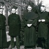 Drugi od prawej stoi ks. dr Kurt Heinrich, dawny proboszcz  parafii św. Jakuba w Lęborku,  który przeżył masakrę na plebanii