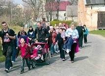 Pielgrzymi wyszli z Dobieszowa. Po drodze gościli ich mieszkańcy mijanych wiosek