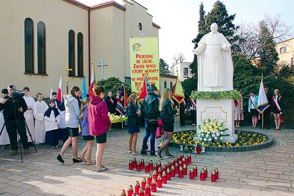 Uczniowie szkół z Czechowic-Dziedzic oddali hołd bł. Janowi Pawłowi II pod jego pomnikiem 