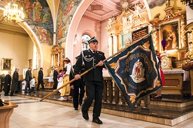  Świątynię w Lubszy wypełniły barwne korowody pocztów sztandarowych i mieszkańców w strojach regionalnych