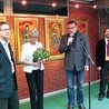 Otwarcie wystawy. Od lewej: Franciszek Kafel, Anna Zawisza-Kubicka, prezes Okręgu Gliwicko-Zabrzańskiego ZPAP, ks. dr Robert Chudoba, dyrektor CE im. Jana Pawła II w Gliwicach, oraz prof. Jan Kosmol, prezes Technopark Gliwice, gdzie znajduje się Galeria Atrium