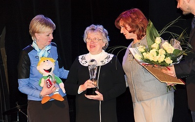 Powyżej: Jadwiga Tworzowska ze statuetką Dobroczyńca Roku. Obok wiceprezydent Radomia Anna Kwiecień (z lewej) i Ewa Ziętek