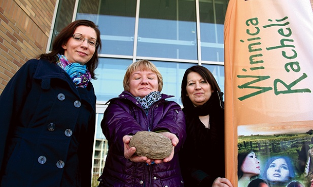 Organizatorzy rekolekcji przygotowują dla uczestników kamienie – symbole psychicznych i duchowych cierpień