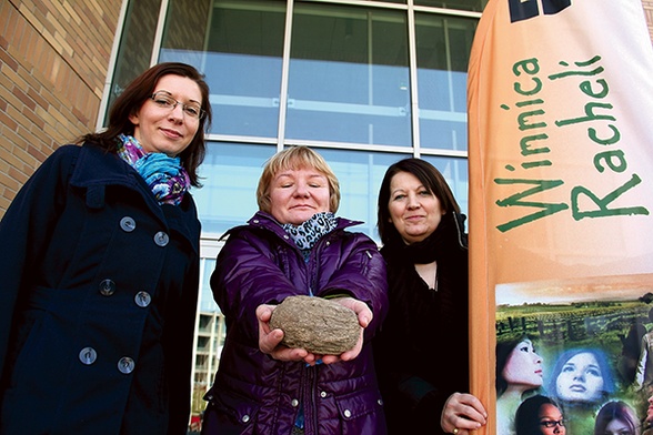 Organizatorzy rekolekcji przygotowują dla uczestników kamienie – symbole psychicznych i duchowych cierpień