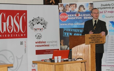 Dr Szymon Grzelak tłumaczył, jak ważne w wychowaniu dzieci jest wsparcie rodziców przez szkołę i państwo