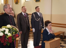 Prezydentowa Karolina Kaczorowska modliła się przed tablicą upamiętniającą ofiary katastrofy smoleńskiej, w tym Ryszarda Kaczorowskiego, ostatniego prezydenta na emigracji