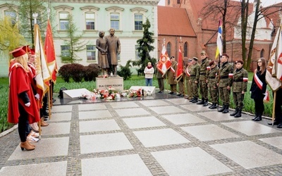 Po obu stronach pomnika znajdują się płyty, na których wypisano imiona i nazwiska wszystkich ofiar katastrofy