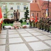 Po obu stronach pomnika znajdują się płyty, na których wypisano imiona i nazwiska wszystkich ofiar katastrofy