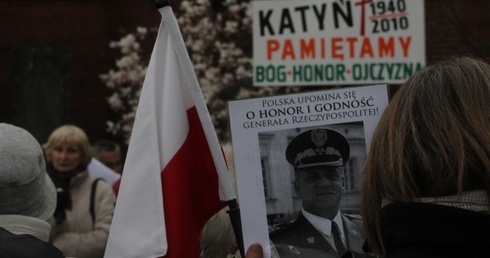 Mocno przed pomnikiem 