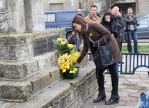 Uczniowie VI LO w Radomiu składali żółte kwiaty pod pomnikiem, stojacym w miejscu, w którym znajdowała się przed wojną bóżnica