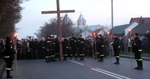 W tym roku Droga Krzyżowa ulicami Łowicza wyruszyła spod kościoła Chrystusa Dobrego Pasterza