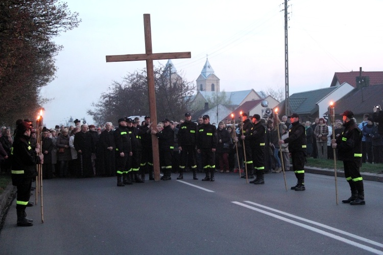 W tym roku Droga Krzyżowa ulicami Łowicza wyruszyła spod kościoła Chrystusa Dobrego Pasterza