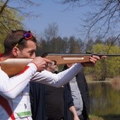 Zbigniew Bródka strzela z karabinka pneumatycznego 