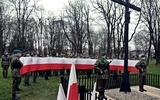 Członkowie Jednostki Strzeleckiej 1006 Płońsk w trakcie uroczystości pełnili wartę przy katyńskim krzyżu i rozpostarli biało-czerwoną flagę
