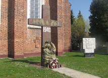 Krzyż Katyński przed sanktuarium Matki Bożej Przasnyskiej Niepokalanej Przewodniczki