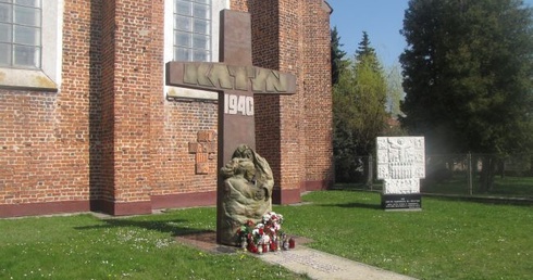 Krzyż Katyński przed sanktuarium Matki Bożej Przasnyskiej Niepokalanej Przewodniczki