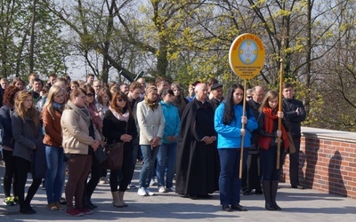 Maturzyści wraz z opiekunami i bp. Andrzejem F. Dziubą podczas Drogi Krzyżowej na Wałach Jasnogórskich