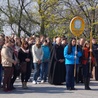 Maturzyści wraz z opiekunami i bp. Andrzejem F. Dziubą podczas Drogi Krzyżowej na Wałach Jasnogórskich