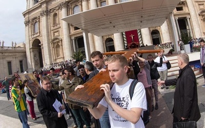 Krzyż ŚDM na Placu św. Piotra