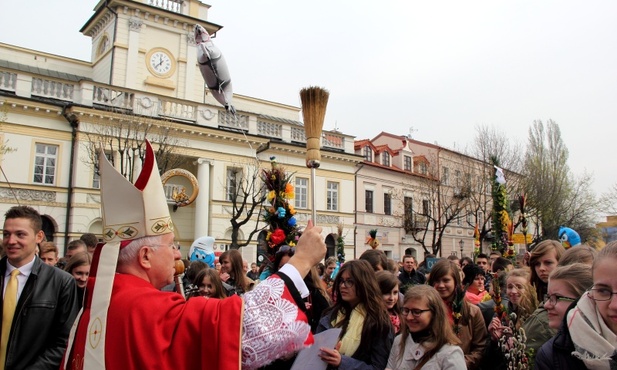 Bp Andrzej F. Dziuba święci palmy na Starym Rynku w Łowiczu