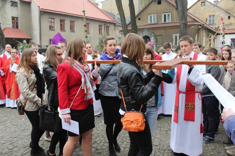 Niedziela Palmowa Młodych: procesja do katedry - cz. 1