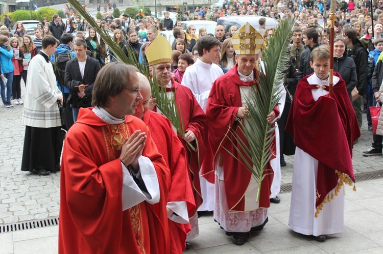 Niedziela Palmowa Młodych: procesja do katedry - cz. 2