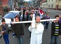  Wierni przeszli ul. 11 Listopada do kościoła Zmartwychwstania Pańskiego