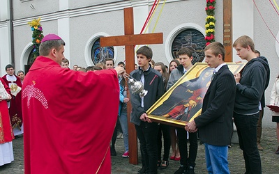  Krzyż i kopia ikony Matki Bożej Salus Populi Romani, których repliki otrzymali przedstawiciele młodzieży, towarzyszyły im podczas uroczystości