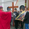  Krzyż i kopia ikony Matki Bożej Salus Populi Romani, których repliki otrzymali przedstawiciele młodzieży, towarzyszyły im podczas uroczystości