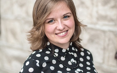  Aneta Kuropatwa pochodzi z Łęczycy, niewielkiej miejscowości w województwie łódzkim. Należy do grona kilku tysięcy stypendystów Fundacji „Dzieło Nowego Tysiąclecia”