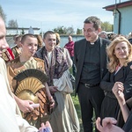 Wychowankowie ośrodka po prapremierze – razem ze swoim psychoterapeutą, ks. Grzegorzem Kudlakiem