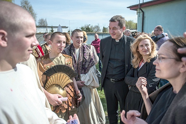 Wychowankowie ośrodka po prapremierze – razem ze swoim psychoterapeutą, ks. Grzegorzem Kudlakiem