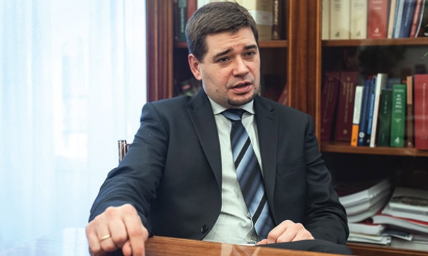 Michał Królikowski jest wiceministrem sprawiedliwości, doktorem habilitowanym nauk prawnych, profesorem UW. Specjalizuje się w problematyce filozofii i teorii prawa karnego oraz zarządzania wymiarem sprawiedliwości 