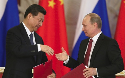 W pierwszą po wyborze zagraniczną podróż prezydent Chin Xi Jinping pojechał do Moskwy. Na zdjęciu z Władimirem Putinem na Kremlu po podpisaniu memorandum na dostawę rosyjskiego gazu do Chin