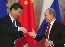 W pierwszą po wyborze zagraniczną podróż prezydent Chin Xi Jinping pojechał do Moskwy. Na zdjęciu z Władimirem Putinem na Kremlu po podpisaniu memorandum na dostawę rosyjskiego gazu do Chin