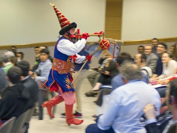 Lajkonik zburzył spokój podczas spotkania przedstawicieli komitetów organizacyjnych ŚDM z całego świata w Sassone di Campino pod Rzymem