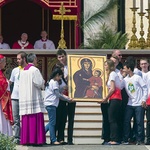 Ikona Salus Populi Romani – drugi symbol ŚDM – w rękach Polaków