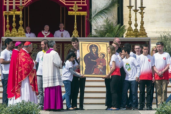 Ikona Salus Populi Romani – drugi symbol ŚDM – w rękach Polaków
