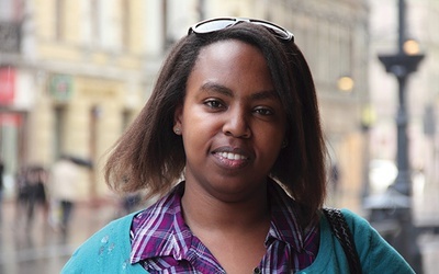 Francine Umutesi jest Rwandyjką, ale urodziła się i dorastała w Burundii. W czasie ludobójstwa w Rwandzie w 1994 r. zginęła większość jej rodziny. Przeżyła ona i rodzice. Dziś mieszka i pracuje w Łodzi